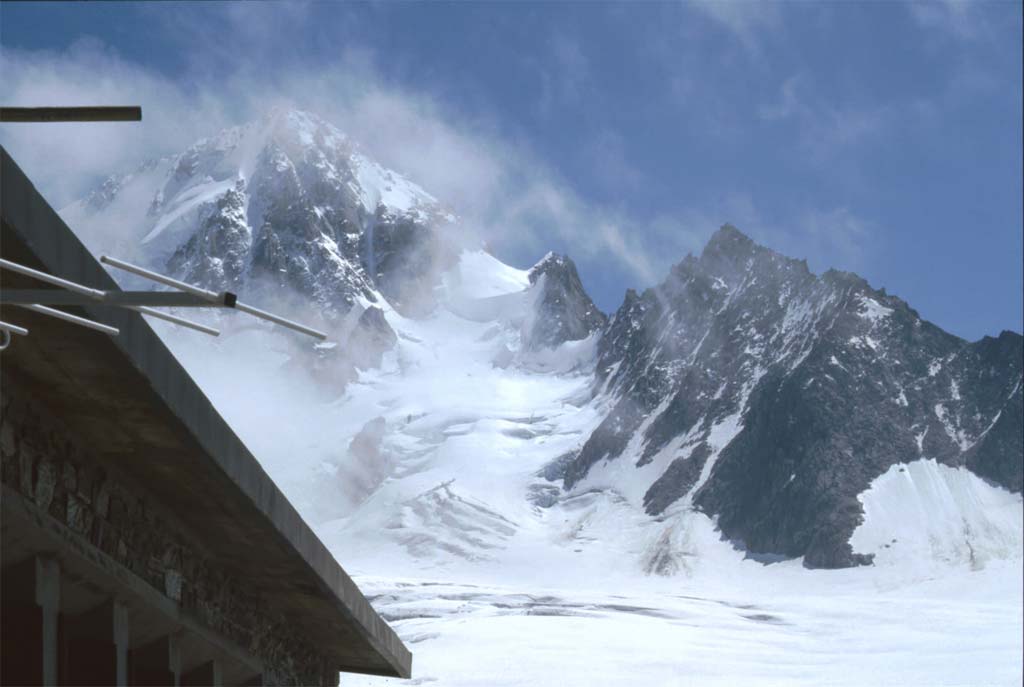 L’aiguille du Chardonnet vue du refuge Albert Iᵉʳ, le 26 juillet 1993