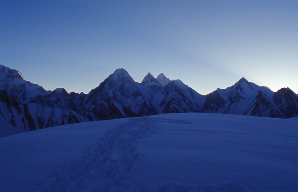 Les Gasherbrum IV, III, II et I vus depuis le col de Gandoghoro, le 16 août 1999