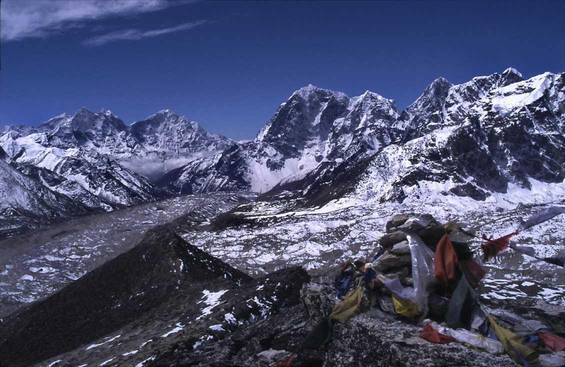 Depuis le Kala Pattar (5645 m) le 19 avril 2003, le glacier du Khumbu et les sommets du Kang Tega, Thamserku, Taboche et Cholatse