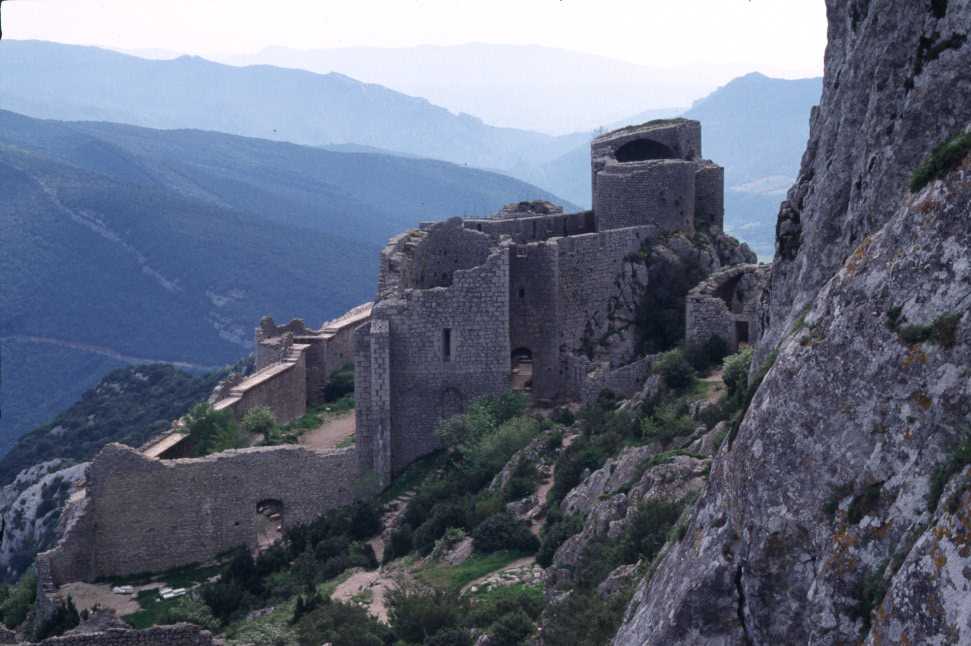 L’enceinte basse de Peyrepertuse vue depuis l’escalier de Saint Louis, le 19 mai 2004