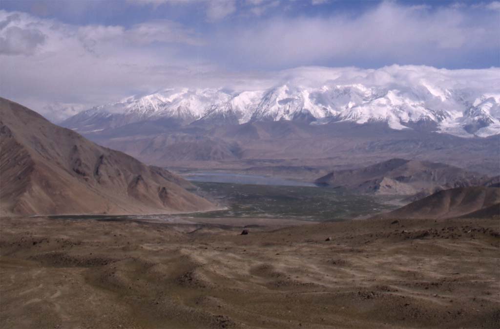 Le lac de Kara-koul depuis un sommet à 4200 m près de Jumbulac, le 11 août 2005