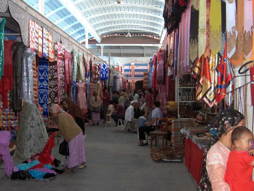 Une vue du marché couvert de Kachgar, le 7 août 2005