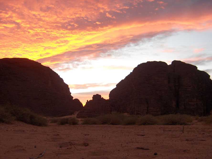 Coucher de soleil au camp de l’oued Inélokou, le 6 mars 200
