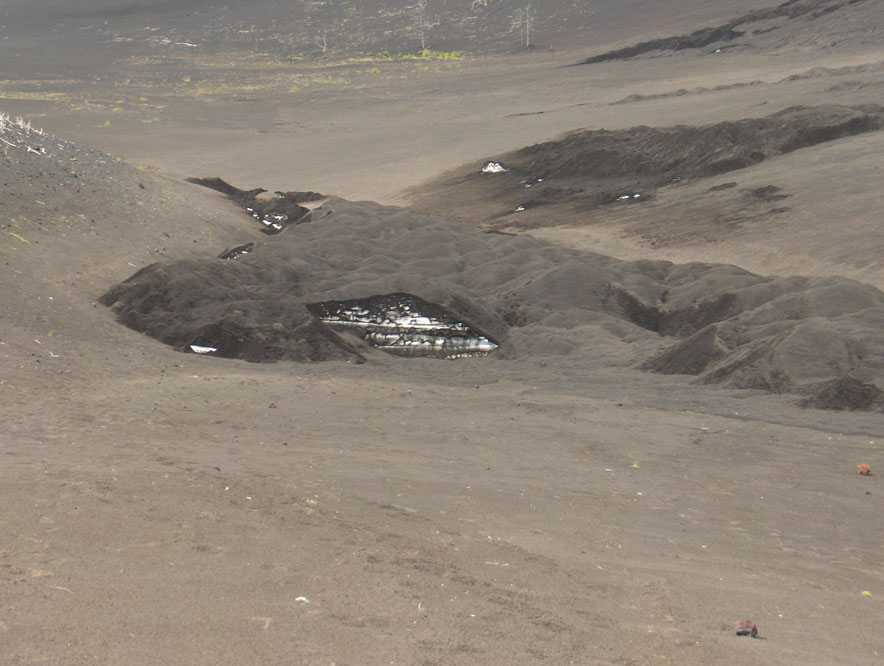 Névé conservé sous la centre amassée par le vent (15 août 2006)