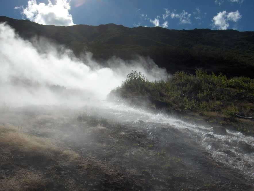Torrent bouillant intermittent, sur les rives du lac Karimskoïe