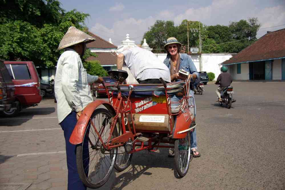 Notre guide Charlie montant dans un cyclopousse à Solo, le 21 juillet 2007