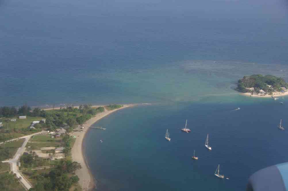 Survol de l’île d’Éfaté pendant le vol Brisbane - Luganville - Port-Villa, le 9 août 2011