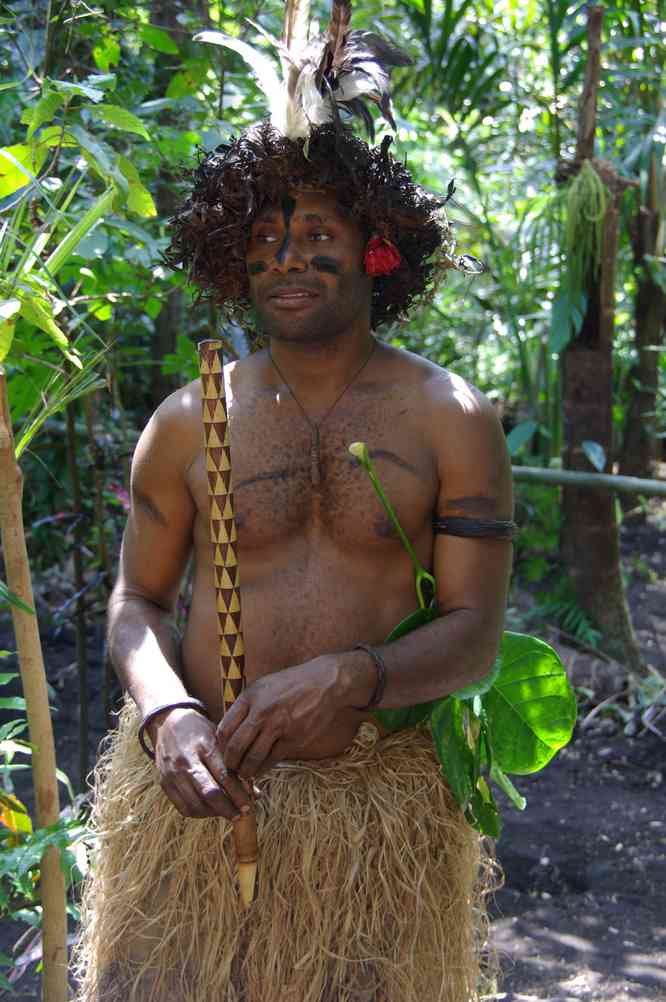 Habitant d’Endu Pahakol en tenue rituelle, le 20 août 2011