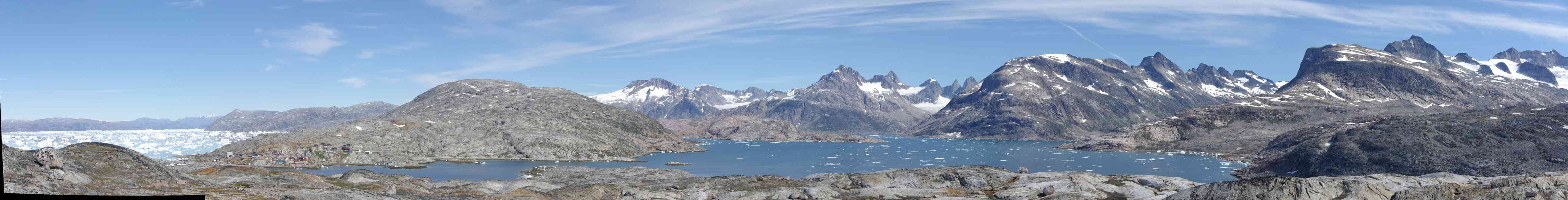 Vue panoramique du fjord Sermilik et des montagnes, le 13 juillet 2014