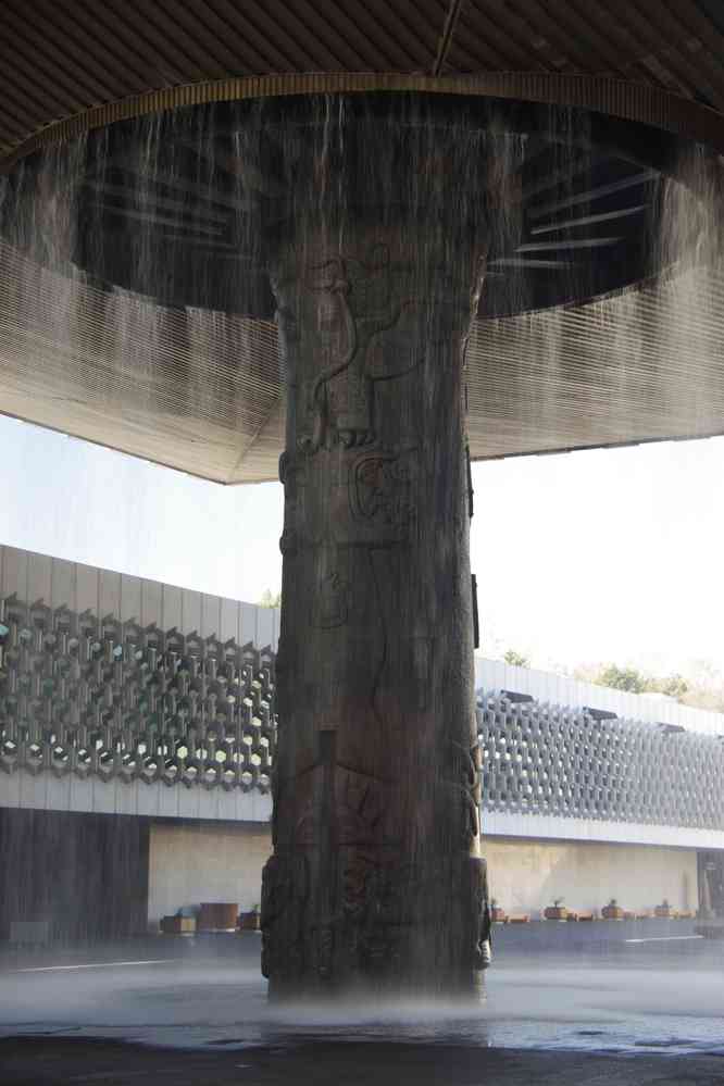 Musée national d’anthropologie. Fontaine gravée supportant le parapluie, le 17 janvier 2016