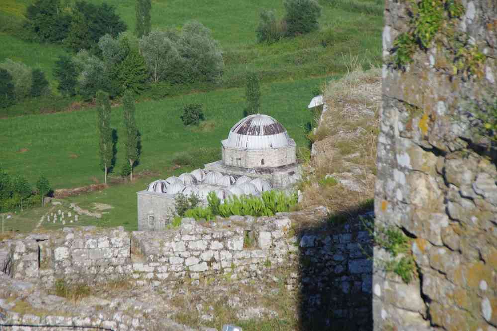 La mosquée de Plomb vue depuis la citadelle de Rozafa, le 11 juillet 2016