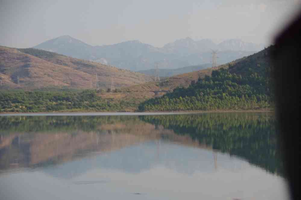 Le lac Vau e Dejes photographié du véhicule, le 12 juillet 2016