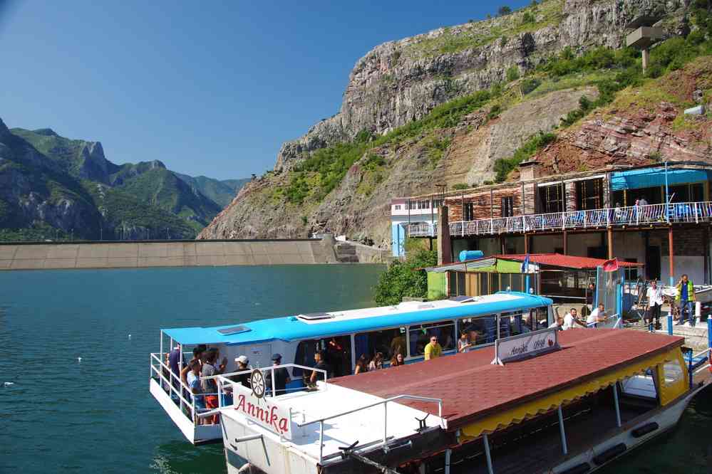 Embarquement sur le lac Koman, le 12 juillet 2016