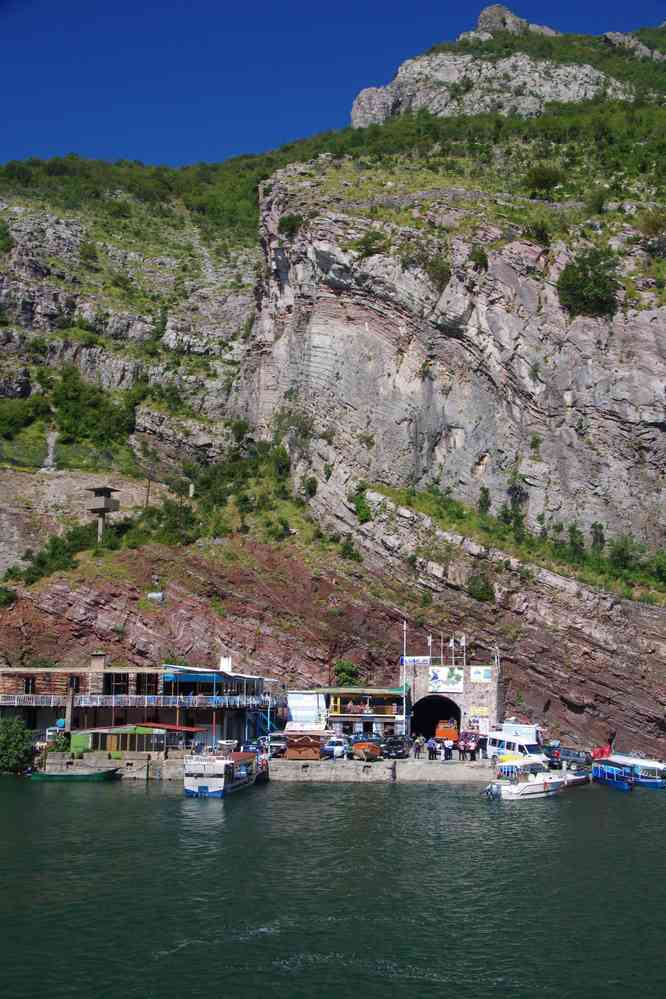 Quittant l’embarcadère de Komani, le 12 juillet 2016