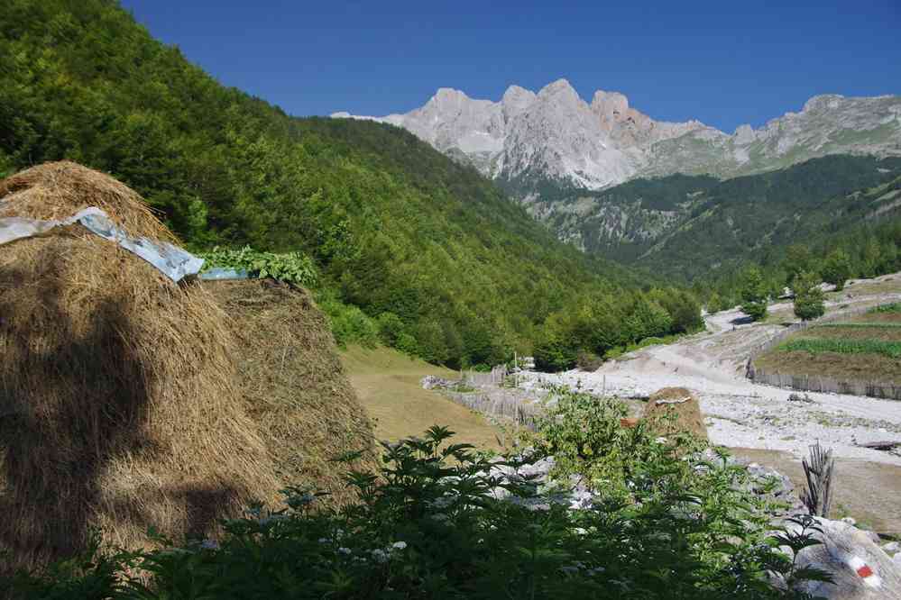 Les meules édifiées la veille, le 14 juillet 2016