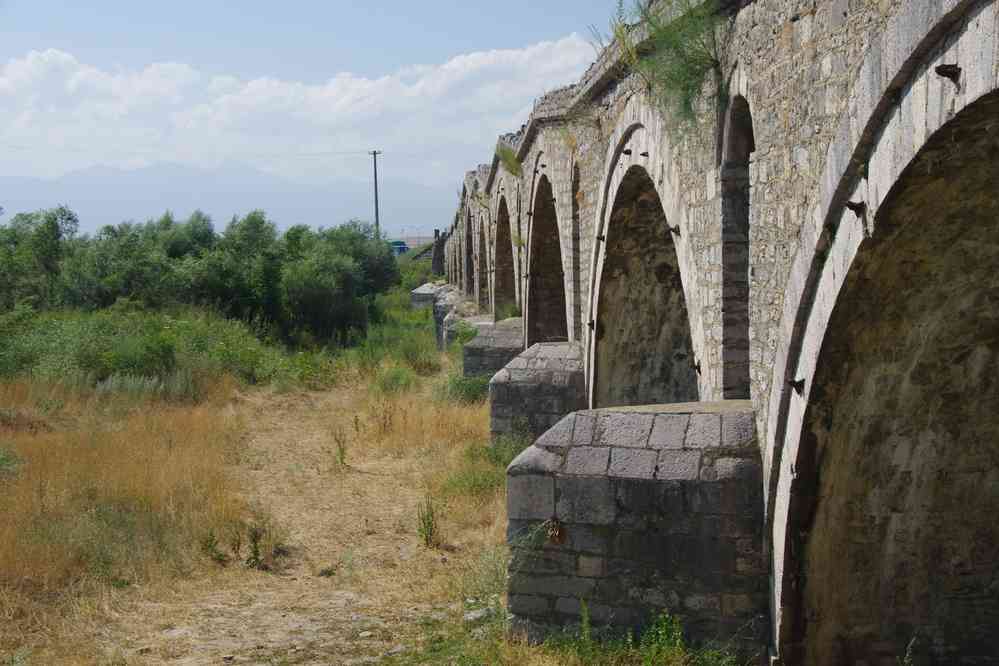 Pont d’époque ottomane (le pont des Tailleurs, XVe s.) près de Gjakovë (Đakovica, Ђаковица), le 14 juillet 2016