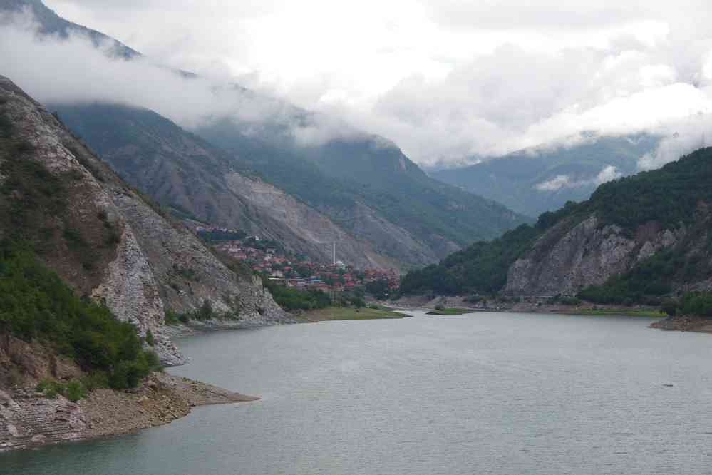 Village albanais et mosquée ostentatoire dans une vallée affluente du Drin Noir, le 16 juillet 2016