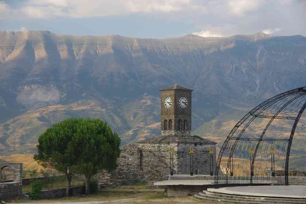 Tour de l’horloge dans la citadelle de Gjirokastër, le 20 juillet 2016