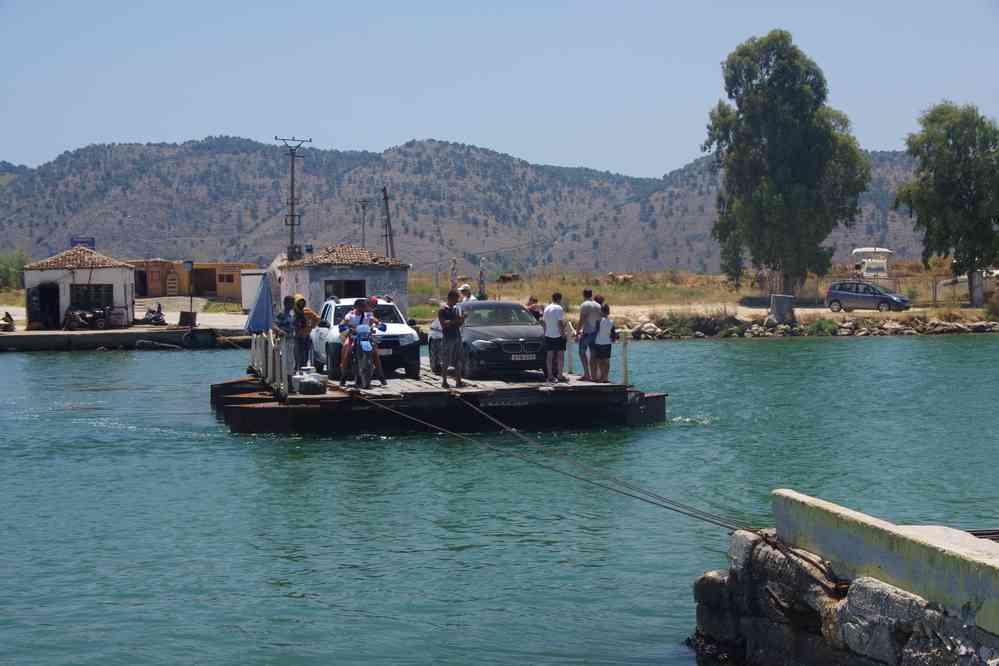 Traversée du canal de Vivari par un bac hors d’âge, le 21 juillet 2016