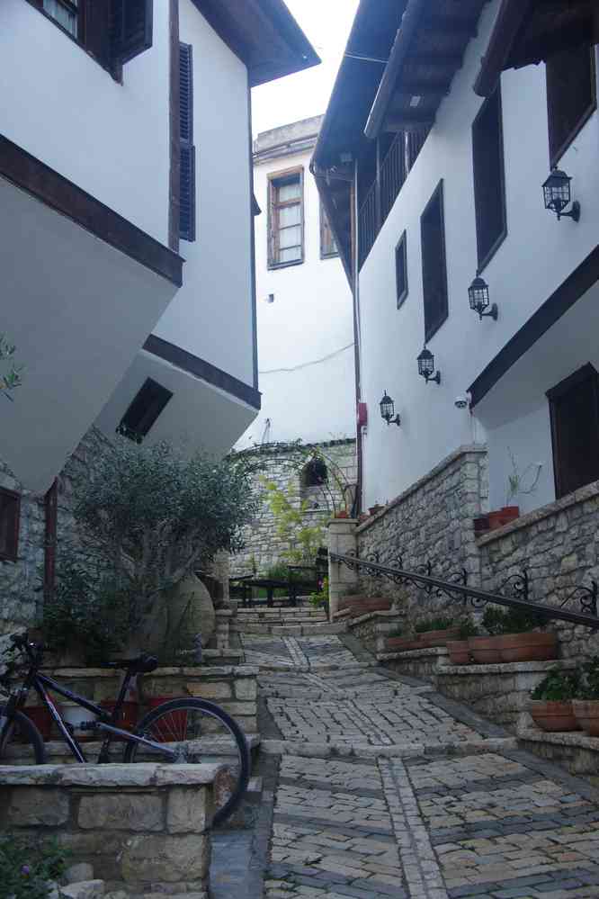 Berat : c’est la cour de notre hôtel !, le 22 juillet 2016