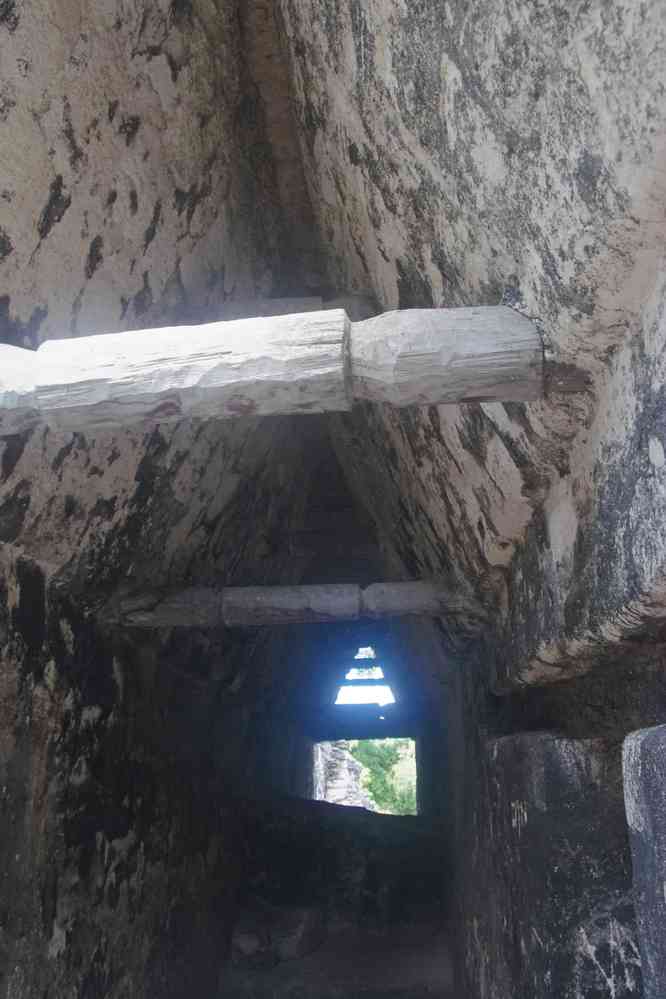 Tikal : voutes mayas dans le palais royal, le 21 février 2020