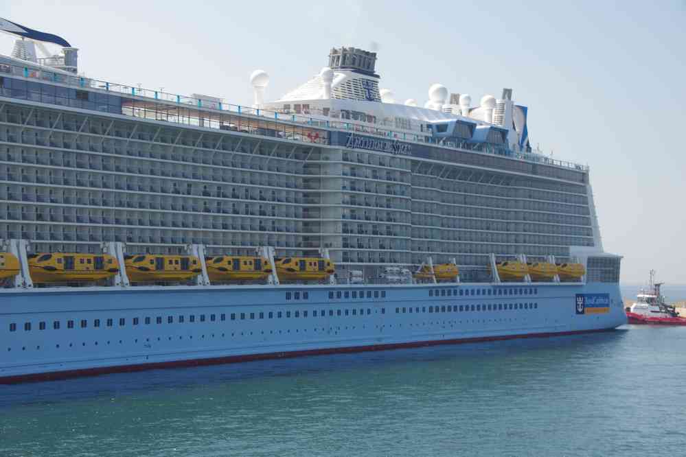 Navire de croisière amarré au Pirée (Πειραιάς), le 21 juin 2021