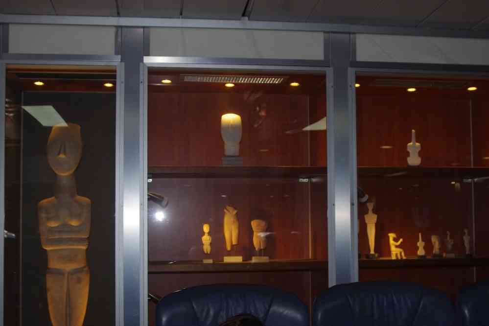 Copies de statuettes archaïques des Cyclades, le 21 juin 2021