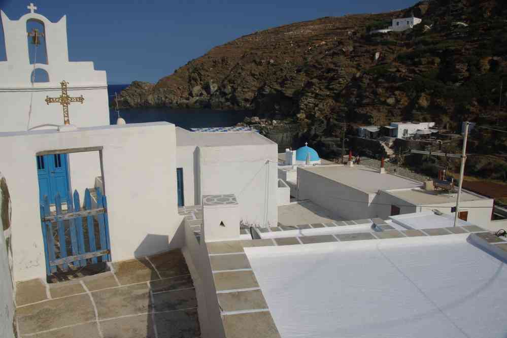 Siphnos (Ν. Σίφνος), remontant de la plage de Seralia (Σεράλια), le 21 juin 2021