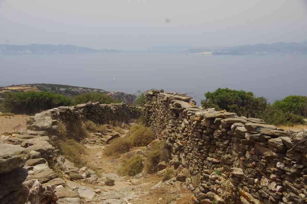 Siphnos (Ν. Σίφνος), en direction de Vathy (Βαθύ). Vue sur Poliegos (Ν. Πολιεγος) à gauche et Kimolos (Ν. Κίμολος) à droite, Milo (Ν. Μήλος) au fond, le 22 juin 2021