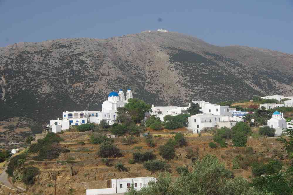 Siphnos (Ν. Σίφνος), départ en randonnée. Vue sur l’église d’Ano Petali (Ν. Πεταλιοί), le 23 juin 2021