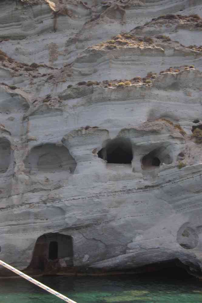 Milo (Ν. Μήλος), constructions troglodytes près de Klima (Κλήμα), le 27 juin 2021