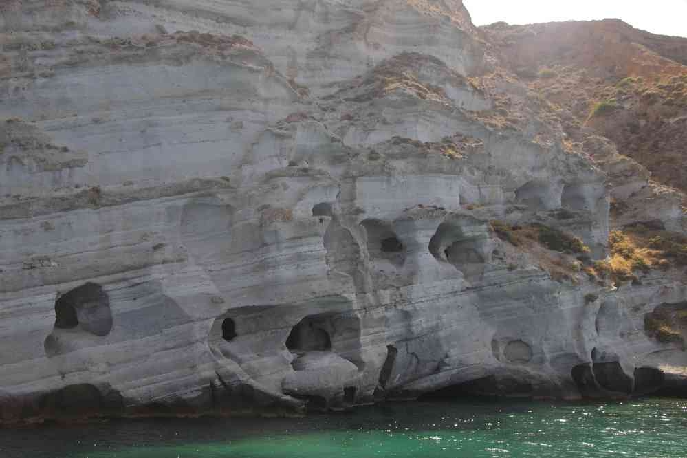 Milo (Ν. Μήλος), constructions troglodytes près de Klima (Ό. Κλίμα), le 27 juin 2021