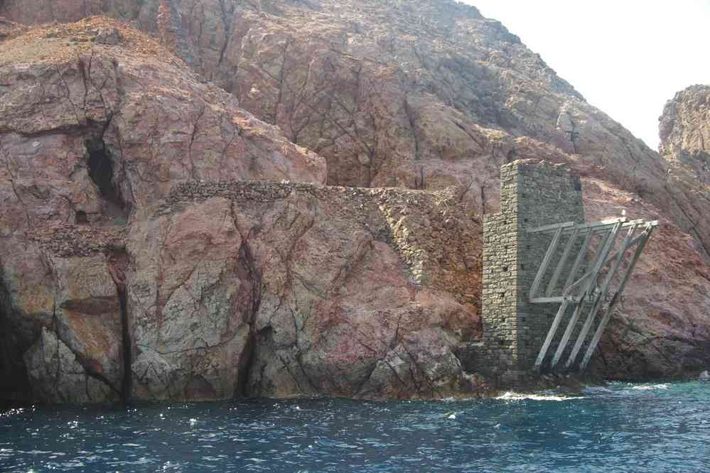 Milo (Ν. Μήλος), restes de mine de manganèse près du cap Vani (Ακ. Βάνι), le 27 juin 2021