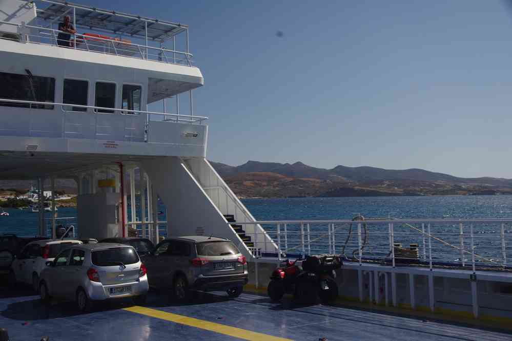 Le bac reliant Milo (Μήλος) et Kimolos (Ν. Κίμολος). Le charme des bateaux grecs à l’ancienne ! (28 juin 2021)