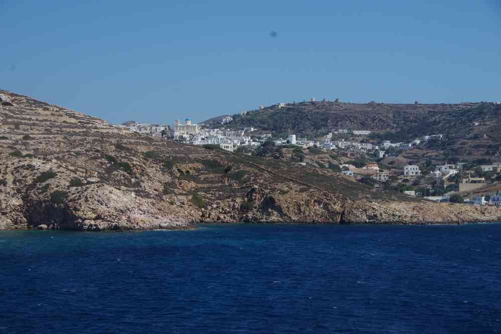 Traversée entre Milo (Ν. Μήλος) et Kimolos (Ν. Κίμολος). Vue sur Chorio (χωριό) à Kimolos (Ν. Κίμολος), le 28 juin 2021
