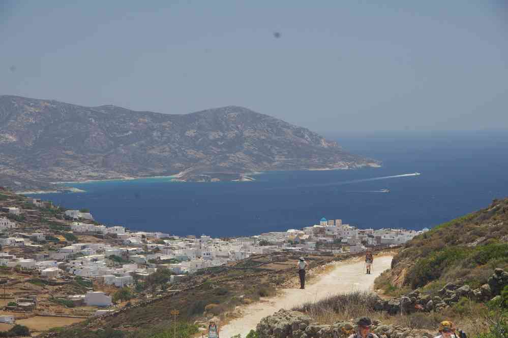 Kimolos (Ν. Κίμολος), le 28 juin 2021. Chorio (χωριό) en contrebas, Poliegos (Ν. Πολιεγος) en face.