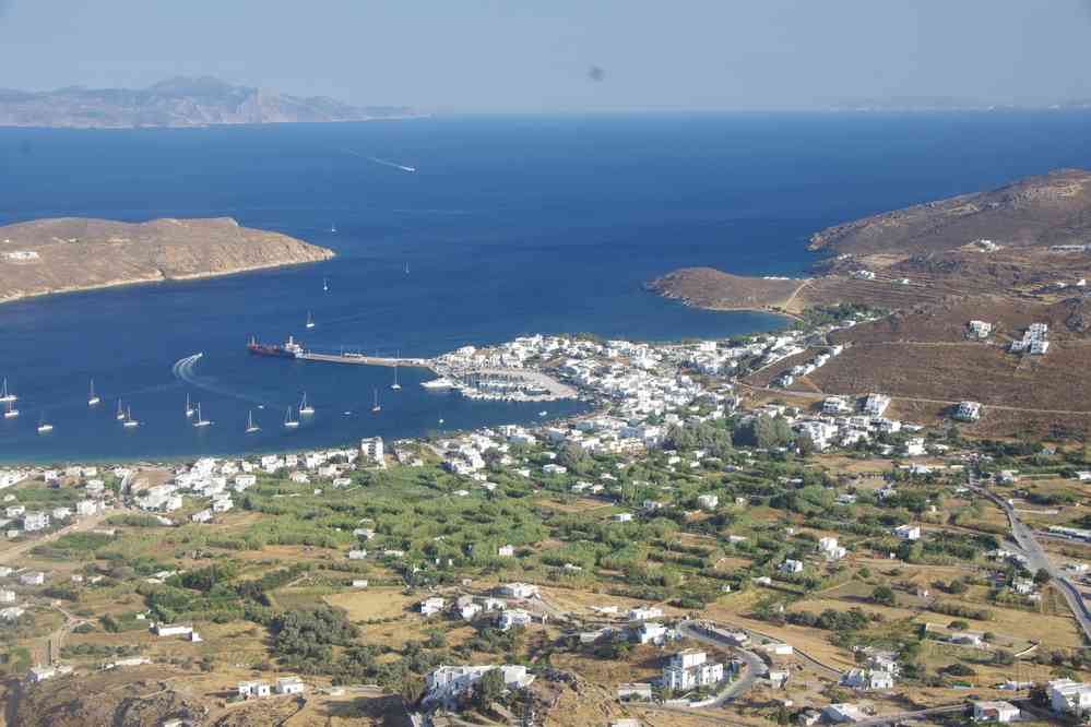 Sériphe (Ν. Σέριφος), vue depuis Chora (Χώρα), le 29 juin 2021 (En arrière-plan Siphnos (Ν. Σίφνος))