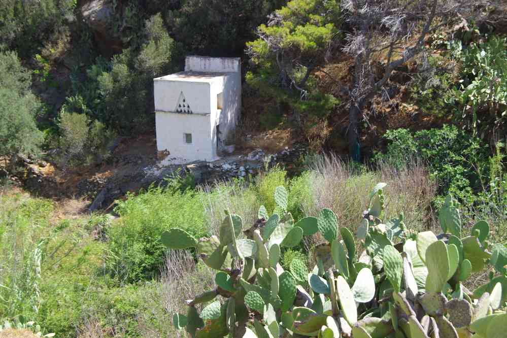 Sériphe (Ν. Σέριφος), descente vers la plage de Sykamia (Π. Συκαμιά). Pigeonnier, le 30 juin 2021