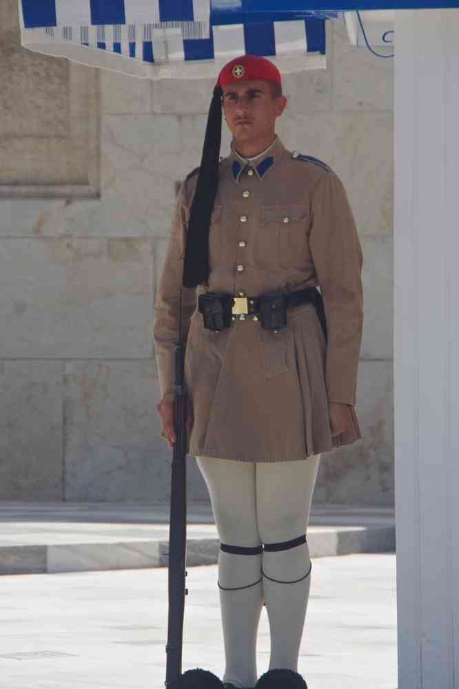 Place Syntagma (Σύνταγμα) à Athènes, les evzones devant le Parlement, le 3 juillet 2021
