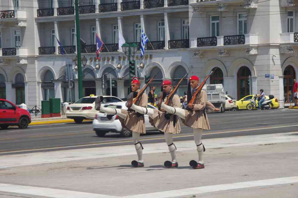 Place Syntagma (Σύνταγμα) à Athènes, les evzones devant le Parlement. Relève de la garde, le 3 juillet 2021