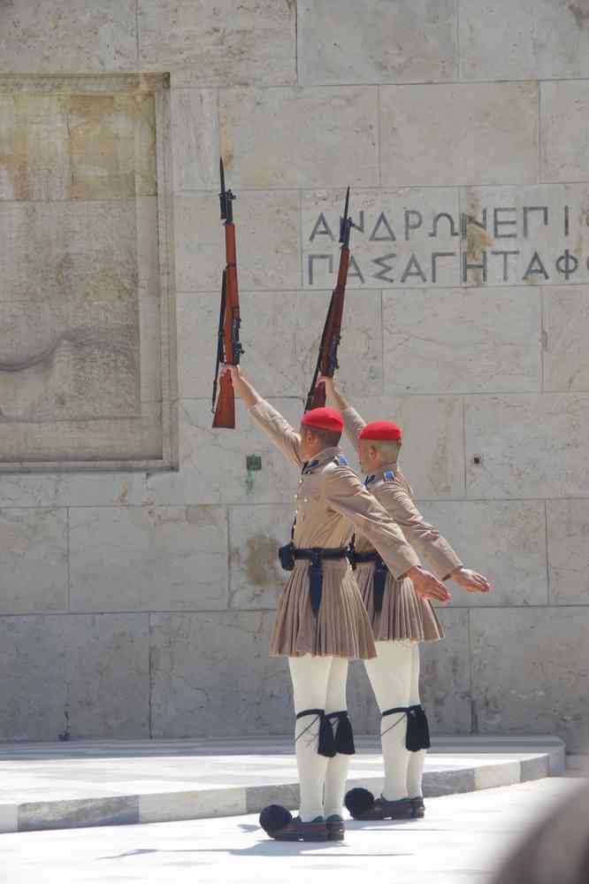 Place Syntagma (Σύνταγμα) à Athènes, les evzones devant le Parlement. Relève de la garde, le 3 juillet 2021