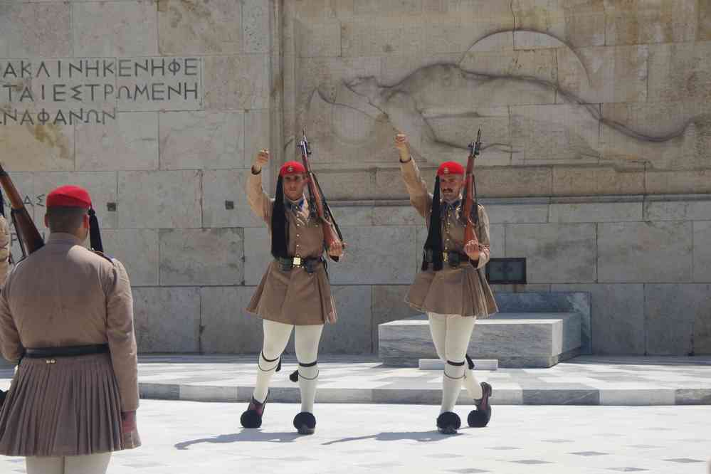Place Syntagma (Σύνταγμα), les Evzones devant le Parlement. Relève de la garde, le 3 juillet 2021