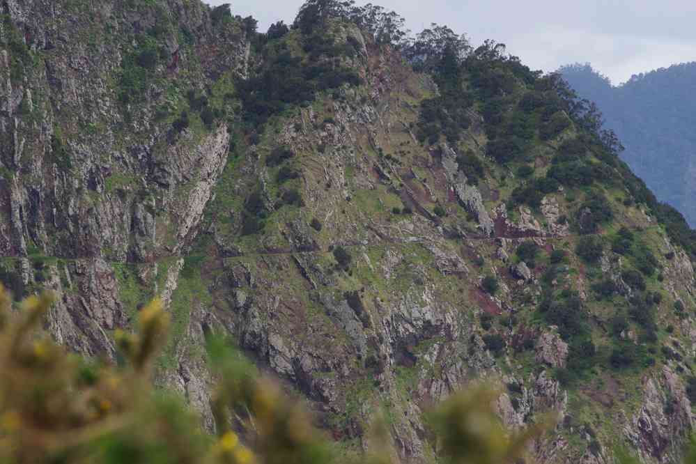 Col Boca do Risco, le 3 mai 2022. Vue sur le sentier en balcon qui nous attend