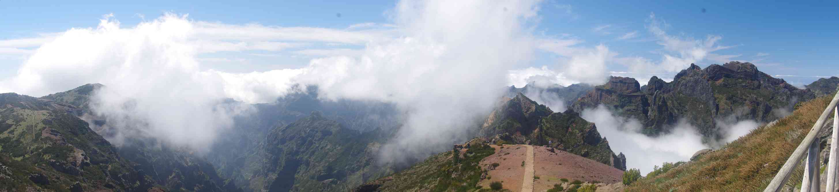 Du pico do Areeiro (1818 m), le 5 mai 2022