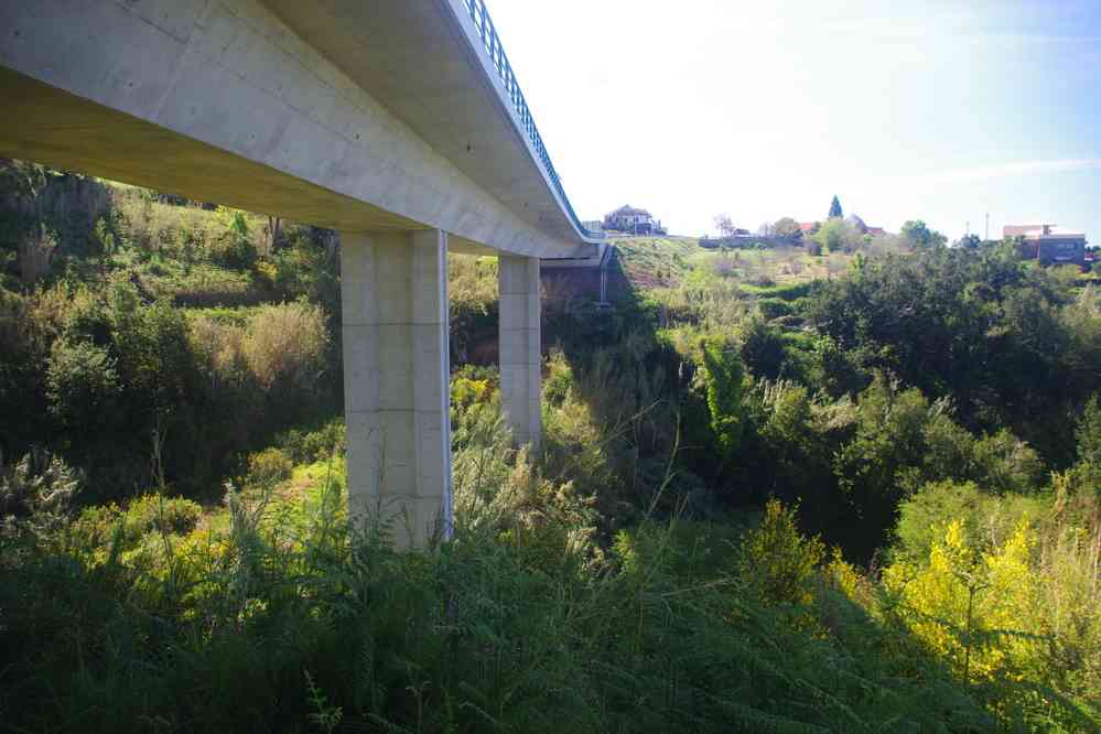 Randonnée le long de la levada Nova. Passage sous un viaduc routier, le 9 mai 2022