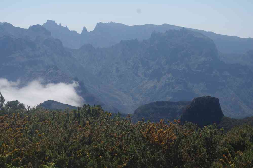 Vue depuis le pico Bica da Cána. Au fond le pico do Areeiro, le 11 mai 2022