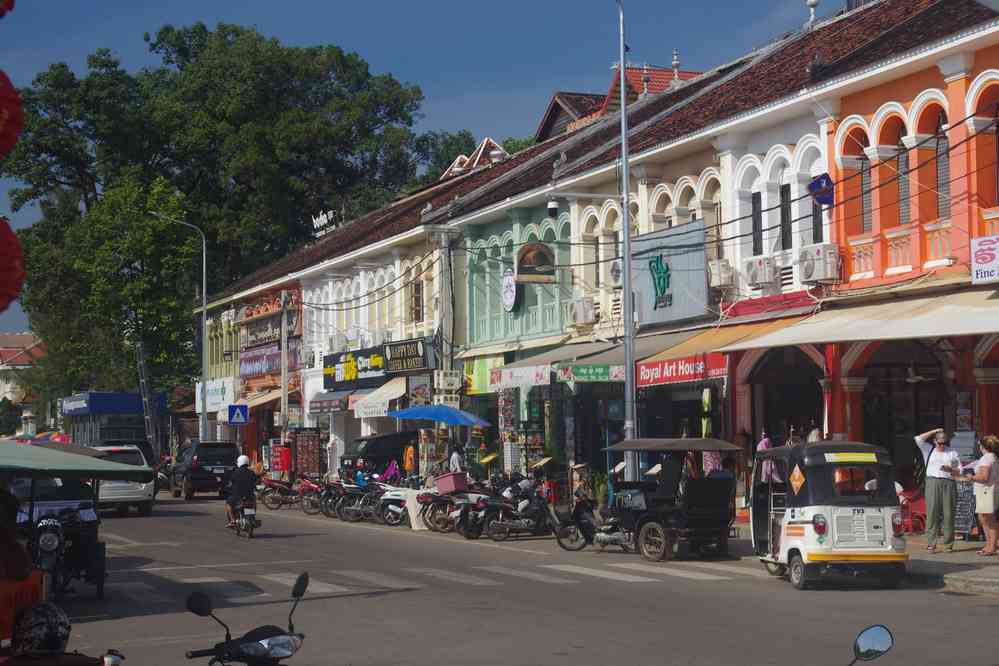 Siem Reap (ក្រុងសៀមរាប), immeubles coloniaux près du Vieux marché, le 22 janvier 2023. Balade vespérale effectuée le jour de notre arrivée à Siem Reap (ក្រុងសៀមរាប)