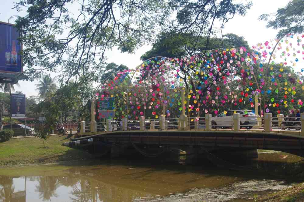Siem Reap (ក្រុងសៀមរាប), pont sur la rivière de même nom. Balade vespérale effectuée le jour de notre arrivée à Siem Reap (ក្រុងសៀមរាប), le 22 janvier 2023