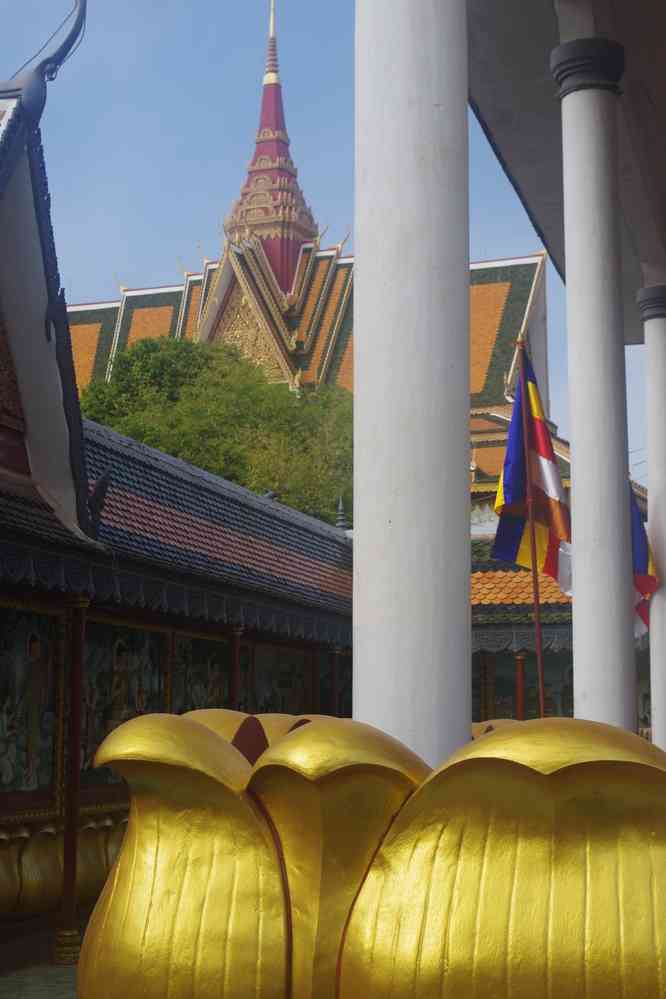 Siem Reap (ក្រុងសៀមរាប), sanctuaire de Wat Preah Prom Rath (វត្ត​ព្រះព្រហ្មរ័ត្ន), XIVᵉ siècle (fleurs de lotus géantes). Balade vespérale effectuée le jour de notre arrivée à Siem Reap (ក្រុងសៀមរាប), le 22 janvier 2023