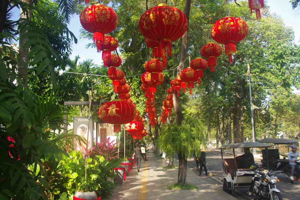 Siem Reap (ក្រុងសៀមរាប), décorations pour le nouvel an chinois. Balade vespérale effectuée le jour de notre arrivée à Siem Reap (ក្រុងសៀមរាប), le 22 janvier 2023